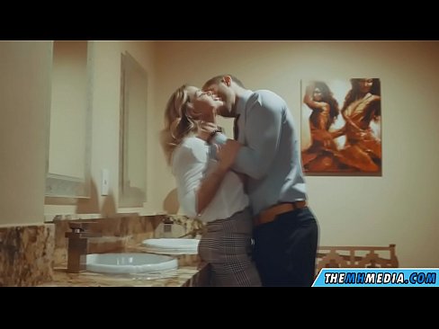 ❤️ Kai krūtininga blondinė vilioja tave viešajame tualete ❌ Porno prie mūsų ❤